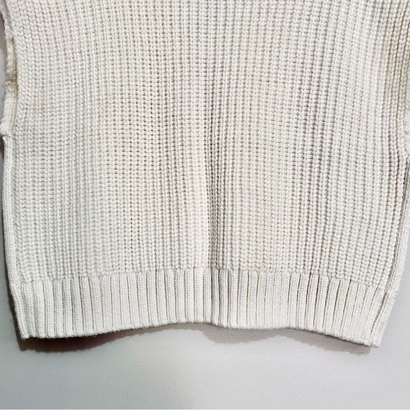 NWT H&M Thick Cable Knit V-Neckline Relaxed Fit Sweater Vest in Soft White - Picture 12 of 16